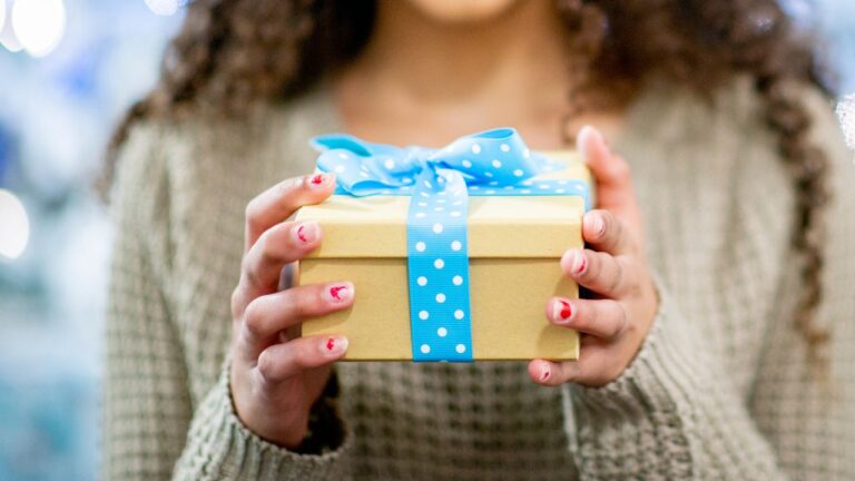 100+ Best GIFTS FOR TWEENS: Ultimate Idea List! 🧧