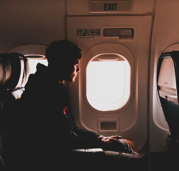 Ways To Comfort Someone Who Is Afraid Of Flying: distraction